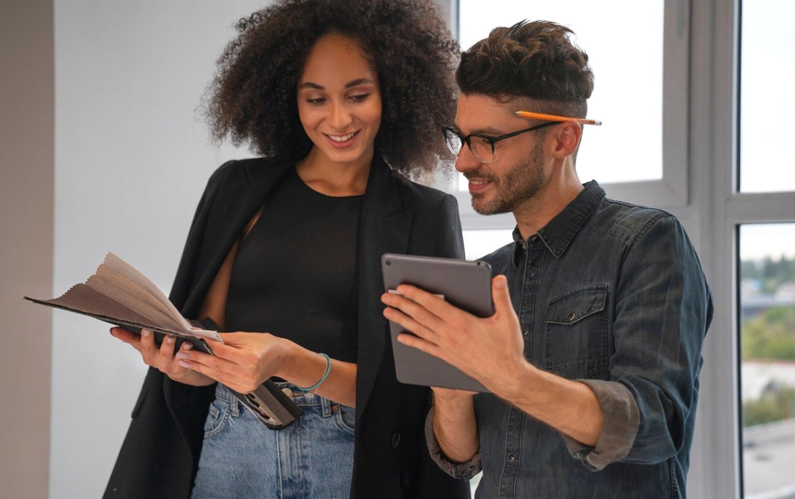 Workshop-Situation mit Teilnehmenden an Laptops bei der Budgetplanung